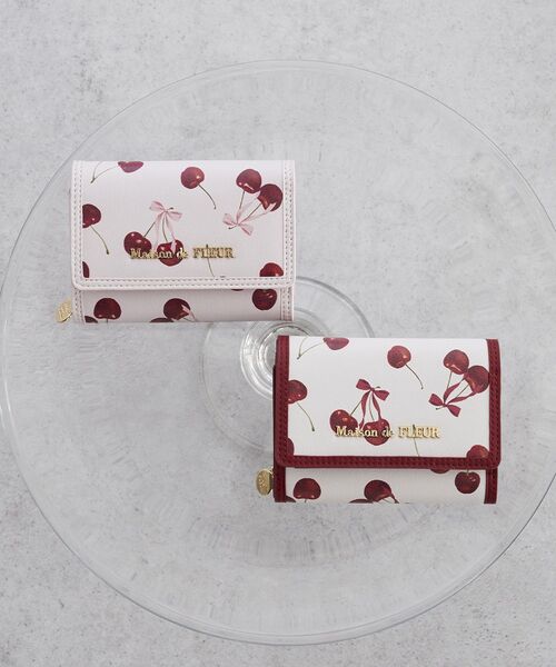 Maison de FLEUR チェリー柄 三つ折り財布 Maison de FLEUR（メゾンドフルール）の「チェリー柄ウォレット