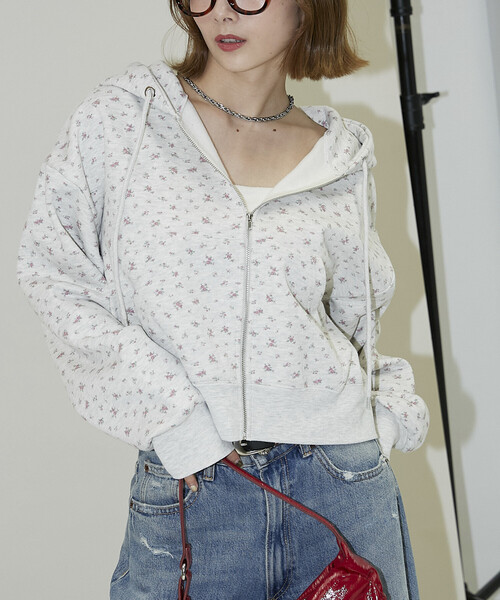 PUBLUX（パブリュクス）の「PUBLUX/パブリュクス 小花柄 クロップド フーディー　限定展開（パーカー・レディース・ネイビー/ブラック/グレー・ﾌﾘ-）」の2枚目の写真