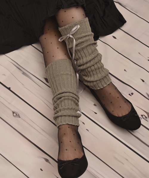 VIBGYOR Women(ヴィブジョー ウィメン)の「【float】リブ ニット メロウ リボン デザイン レッグウォーマー/レッグカバー(レッグウォーマー・レディース・グレー/ブラック/ホワイト・FREE)」の1枚目の写真