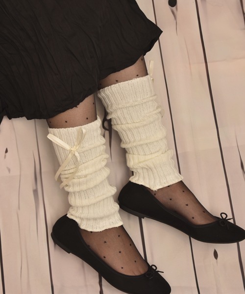VIBGYOR Women(ヴィブジョー ウィメン)の「【float】リブ ニット メロウ リボン デザイン レッグウォーマー/レッグカバー(レッグウォーマー・レディース・グレー/ブラック/ホワイト・FREE)」の2枚目の写真
