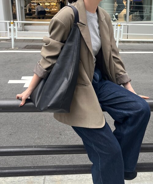 russet(ラシット)の「レザーホーボーバッグ L(ショルダーバッグ・レディース・ブラック/グレイッシュベージュ・FREE)」の22枚目の写真