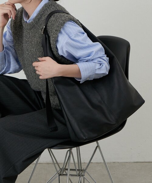 russet（ラシット）の「レザーホーボーバッグ L（ショルダーバッグ・レディース・ブラック/グレイッシュベージュ・FREE）」の4枚目の写真