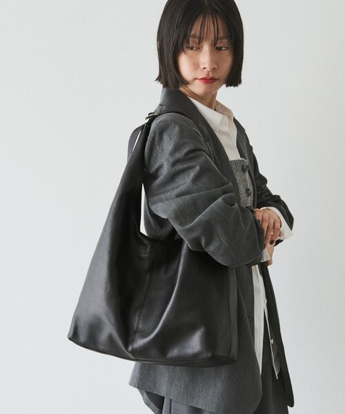 russet（ラシット）の「レザーホーボーバッグ L（ショルダーバッグ・レディース・ブラック/グレイッシュベージュ・FREE）」の7枚目の写真