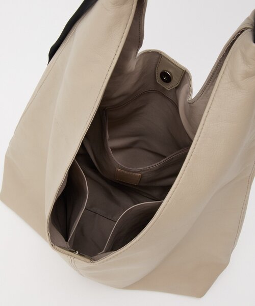 russet（ラシット）の「レザーホーボーバッグ L（ショルダーバッグ・レディース・ブラック/グレイッシュベージュ・FREE）」の18枚目の写真