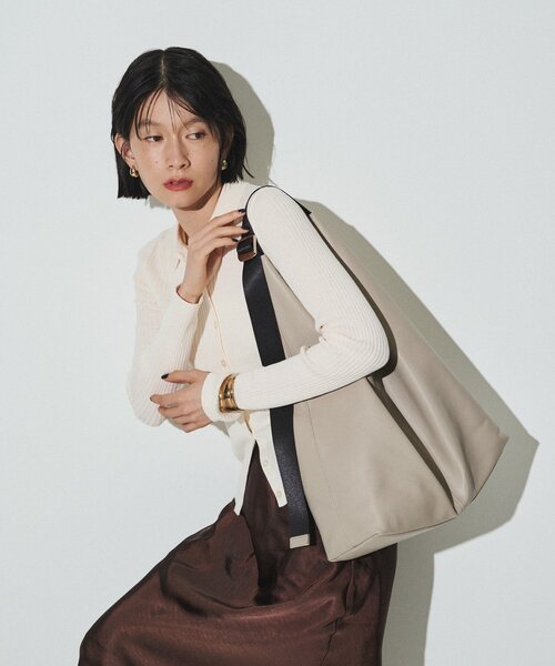 russet(ラシット)の「レザーホーボーバッグ L(ショルダーバッグ・レディース・ブラック/グレイッシュベージュ・FREE)」の4枚目の写真