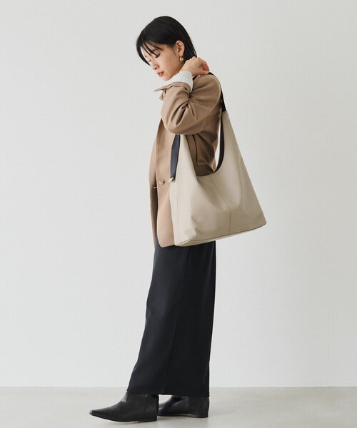 russet(ラシット)の「レザーホーボーバッグ L(ショルダーバッグ・レディース・ブラック/グレイッシュベージュ・FREE)」の5枚目の写真