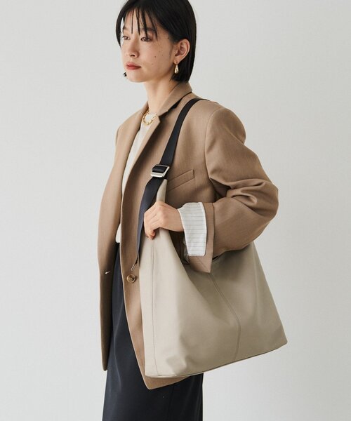 russet(ラシット)の「レザーホーボーバッグ L(ショルダーバッグ・レディース・ブラック/グレイッシュベージュ・FREE)」の6枚目の写真