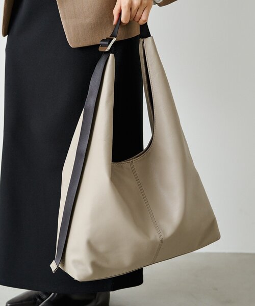 russet(ラシット)の「レザーホーボーバッグ L(ショルダーバッグ・レディース・ブラック/グレイッシュベージュ・FREE)」の7枚目の写真