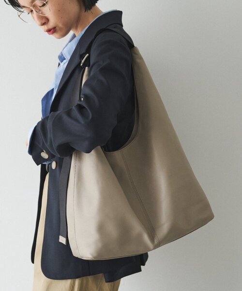 russet(ラシット)の「レザーホーボーバッグ L(ショルダーバッグ・レディース・ブラック/グレイッシュベージュ・FREE)」の10枚目の写真