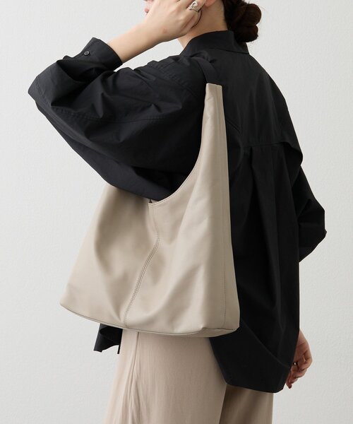 russet(ラシット)の「レザーホーボーバッグ L(ショルダーバッグ・レディース・ブラック/グレイッシュベージュ・FREE)」の11枚目の写真