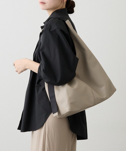 russet(ラシット)の「レザーホーボーバッグ L(ショルダーバッグ・レディース・ブラック/グレイッシュベージュ・FREE)」の12枚目の写真