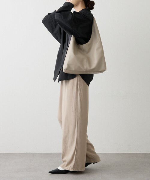 russet(ラシット)の「レザーホーボーバッグ L(ショルダーバッグ・レディース・ブラック/グレイッシュベージュ・FREE)」の14枚目の写真