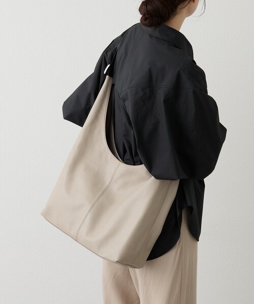 russet(ラシット)の「レザーホーボーバッグ L(ショルダーバッグ・レディース・ブラック/グレイッシュベージュ・FREE)」の16枚目の写真