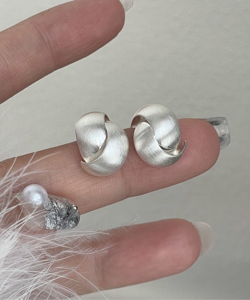 yu-ka(ユーカ)の「YU-KA:マットシルバー ボリュームボールスタッドピアス matte silver volume ball stud pierce(ピアス(両耳用)・レディース・シルバー・FREE)」の2枚目の写真