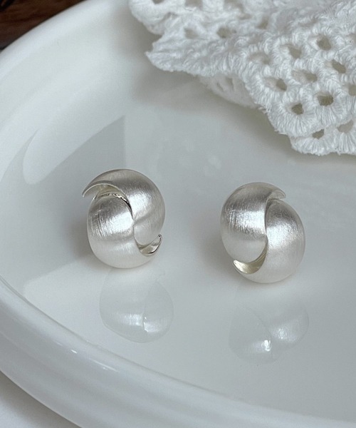 yu-ka(ユーカ)の「YU-KA:マットシルバー ボリュームボールスタッドピアス matte silver volume ball stud pierce(ピアス(両耳用)・レディース・シルバー・FREE)」の3枚目の写真