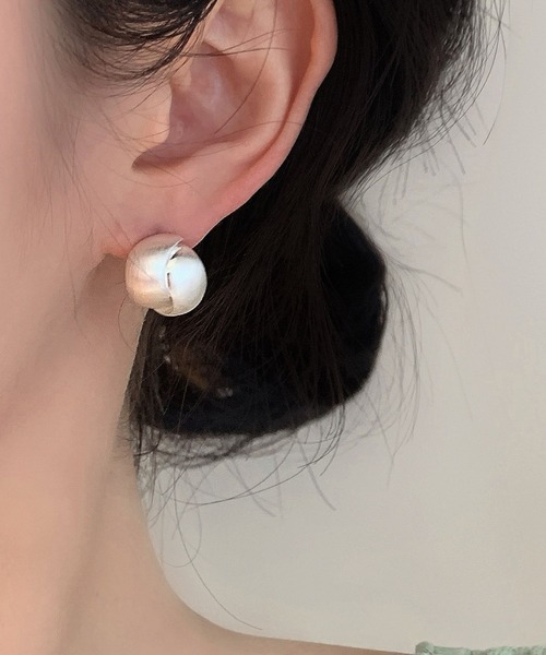 yu-ka(ユーカ)の「YU-KA:マットシルバー ボリュームボールスタッドピアス matte silver volume ball stud pierce(ピアス(両耳用)・レディース・シルバー・FREE)」の4枚目の写真