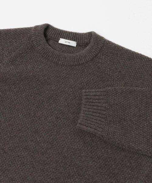 ATON（エイトン）の「ATON　LAMBS WOOL C/N SWEATER（ニット/セーター・メンズ・チャコールグレー/ブラウン・6/4）」の4枚目の写真