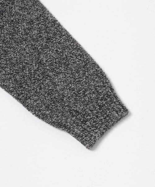 ATON（エイトン）の「ATON　LAMBS WOOL C/N SWEATER（ニット/セーター・メンズ・チャコールグレー/ブラウン・6/4）」の13枚目の写真