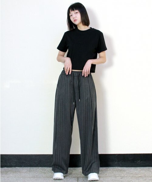DEMARC(ドゥマーク)の「サイドワンタックストライプリアルワイドパンツチャコール(春、夏ver.)(その他パンツ・レディース・その他・MEDIUM/LARGE)」の2枚目の写真