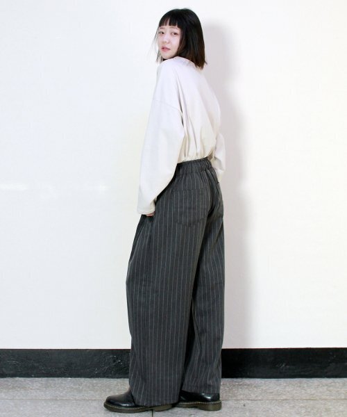 DEMARC(ドゥマーク)の「サイドワンタックストライプリアルワイドパンツチャコール(春、夏ver.)(その他パンツ・レディース・その他・MEDIUM/LARGE)」の8枚目の写真