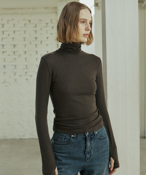 YUPPE（ヨッペ）の「BASIC TURTLENECK T-SHIRT_BROWN（Tシャツ/カットソー・レディース・その他・FREE）」の2枚目の写真