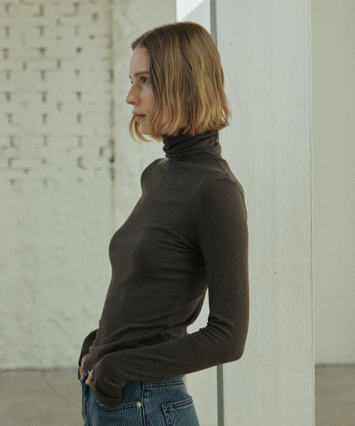 YUPPE（ヨッペ）の「BASIC TURTLENECK T-SHIRT_BROWN（Tシャツ/カットソー・レディース・その他・FREE）」の3枚目の写真