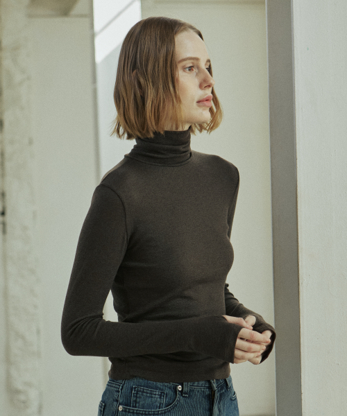 YUPPE（ヨッペ）の「BASIC TURTLENECK T-SHIRT_BROWN（Tシャツ/カットソー・レディース・その他・FREE）」の4枚目の写真