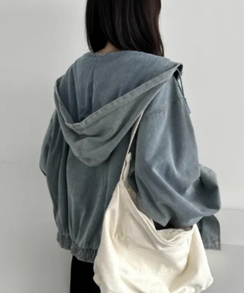 emi+（エミプラス）の「フーディデニムパーカー（デニムジャケット・レディース・ブラック/ブルー・FREE）」の4枚目の写真