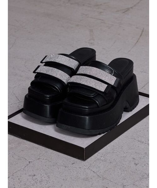 GYDA（ジェイダ）の「Thick sole bijouストラップサンダル（サンダル・レディース・オフホワイト/ブラック・LARGE/MEDIUM/SMALL）」の2枚目の写真