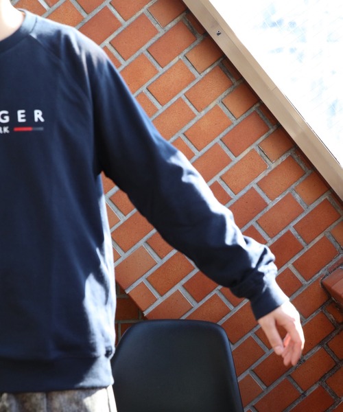 TOMMY HILFIGER（トミーヒルフィガー）の「TOMMY HILFIGER ロゴスウェット（スウェット・メンズ・ワインレッド/ネイビー・X-LARGE/MEDIUM/LARGE）」の8枚目の写真