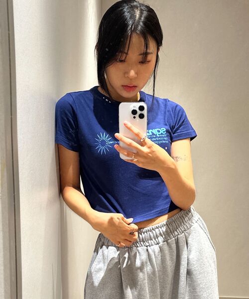 SEQUENZ(シークエンズ)の「※WEB限定 / 定番 / レディースシンプルロゴピチT / sqnz logo babetee(Tシャツ/カットソー・レディース・ダークネイビー/ホワイト/ブラック/その他1・SMALL/MEDIUM)」の15枚目の写真