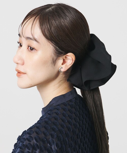 UNITED ARROWS（ユナイテッドアローズ）の「ラッフル シュシュ（シュシュ・レディース・ネイビー/ブラック・FREE）」の2枚目の写真