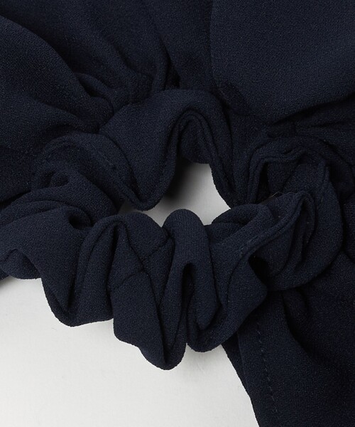 UNITED ARROWS（ユナイテッドアローズ）の「ラッフル シュシュ（シュシュ・レディース・ネイビー/ブラック・FREE）」の9枚目の写真