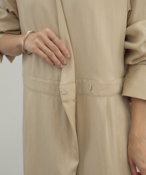 SALON adam et rope'（サロン アダム エ ロペ）の「フロントクロスオールインワン（サロペット/オーバーオール・レディース・ベージュ/ブラック・FREE）」の8枚目の写真