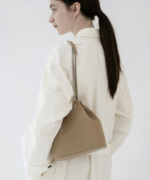 ANODDS(アンオズ)の「TIWI MEDIUM MIX nylon bucket bag 3 color(ショルダーバッグ・レディース・ブラック/ダークブラウン/ベージュ・FREE)」の4枚目の写真