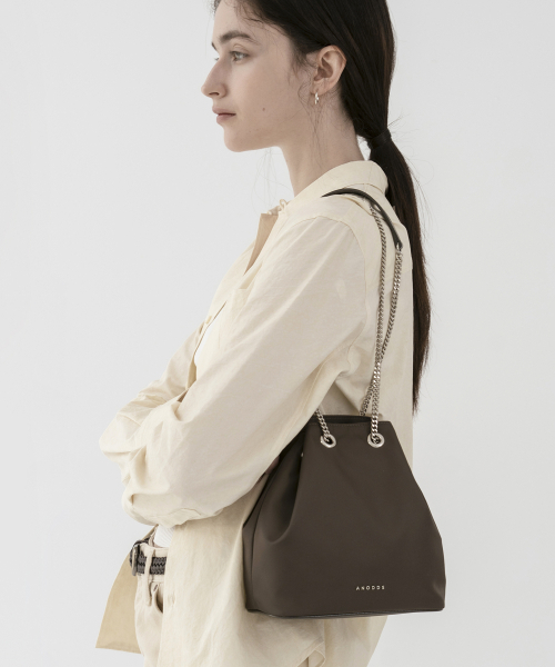 ANODDS(アンオズ)の「TIWI MEDIUM MIX nylon bucket bag 3 color(ショルダーバッグ・レディース・ブラック/ダークブラウン/ベージュ・FREE)」の6枚目の写真