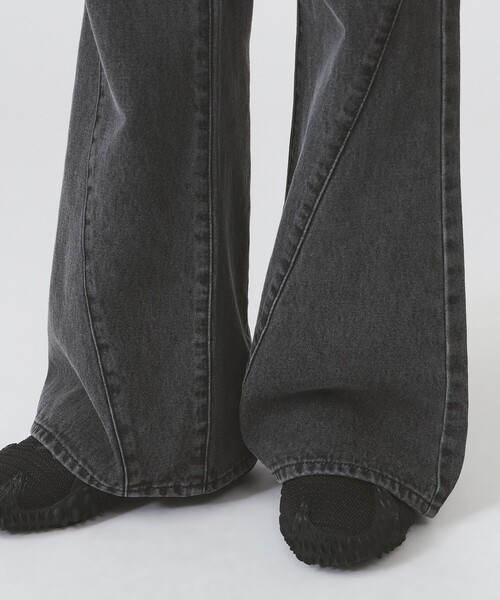 Ray BEAMS（レイビームス）の「デニム フレア パンツ（デニムパンツ・レディース・ブラック/ブルー系その他4・1/0）」の17枚目の写真