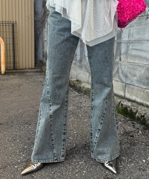 Ray BEAMS（レイビームス）の「デニム フレア パンツ（デニムパンツ・レディース・ブラック/ブルー系その他4・1/0）」の4枚目の写真