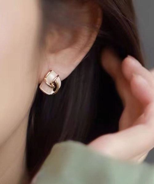 yu-ka(ユーカ)の「YU-KA:ノットデザインニュアンスイヤリング knot design nuance earring(イヤリング・レディース・ゴールド・FREE)」の2枚目の写真