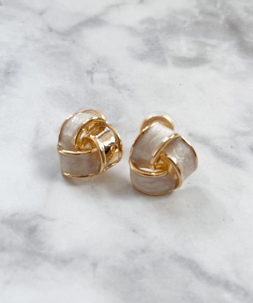 yu-ka(ユーカ)の「YU-KA:ノットデザインニュアンスイヤリング knot design nuance earring(イヤリング・レディース・ゴールド・FREE)」の3枚目の写真