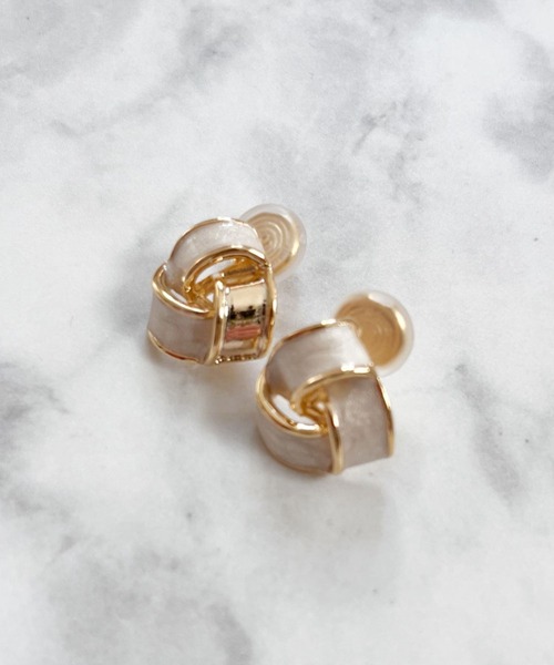 yu-ka(ユーカ)の「YU-KA:ノットデザインニュアンスイヤリング knot design nuance earring(イヤリング・レディース・ゴールド・FREE)」の4枚目の写真