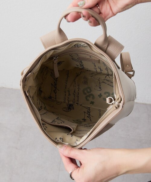 ear PAPILLONNER（イアパピヨネ）の「【IOPELLE(イオペレ)】ホーススタンプキャンバスリュック（バックパック/リュック・レディース・ブラック/グレイッシュベージュ・FREE）」の8枚目の写真