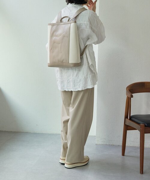 ear PAPILLONNER（イアパピヨネ）の「【IOPELLE(イオペレ)】ホーススタンプキャンバスリュック（バックパック/リュック・レディース・ブラック/グレイッシュベージュ・FREE）」の3枚目の写真