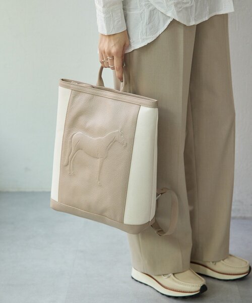 ear PAPILLONNER（イアパピヨネ）の「【IOPELLE(イオペレ)】ホーススタンプキャンバスリュック（バックパック/リュック・レディース・ブラック/グレイッシュベージュ・FREE）」の4枚目の写真