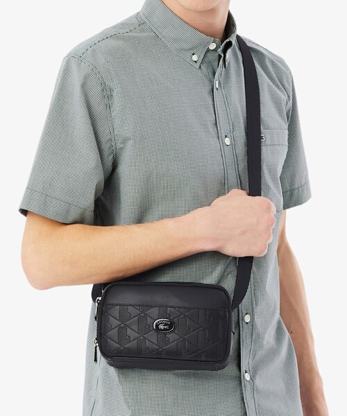 LACOSTE（ラコステ）の「モノグラム コンビネーションレポーターバッグ（ショルダーバッグ・メンズ・ブラック/ベージュ・FREE）」の2枚目の写真