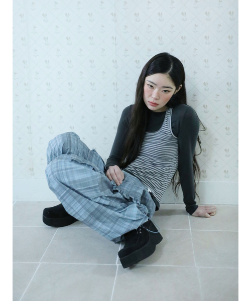 UGLY SHADOW(アグリーシャドウ)の「RUFFLE CHECKERED SKIRT CARGO PANTS(BLUE)(その他パンツ・レディース・その他・MEDIUM/SMALL)」の2枚目の写真