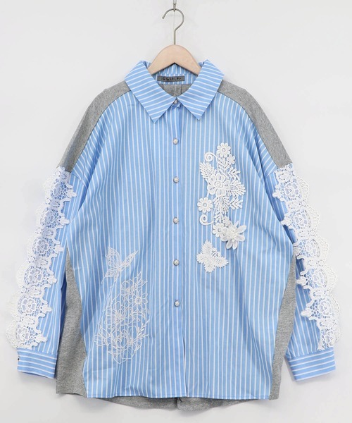 iS ScoLar（イズスカラー）の「561228：花蝶刺繍レース×ストライプ柄配色シャツ（シャツ/ブラウス・レディース・ネイビー/サックスブルー・M）」の2枚目の写真