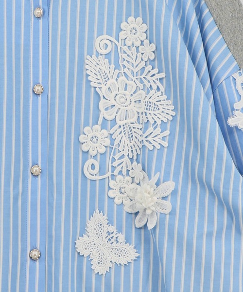 iS ScoLar（イズスカラー）の「561228：花蝶刺繍レース×ストライプ柄配色シャツ（シャツ/ブラウス・レディース・ネイビー/サックスブルー・M）」の6枚目の写真
