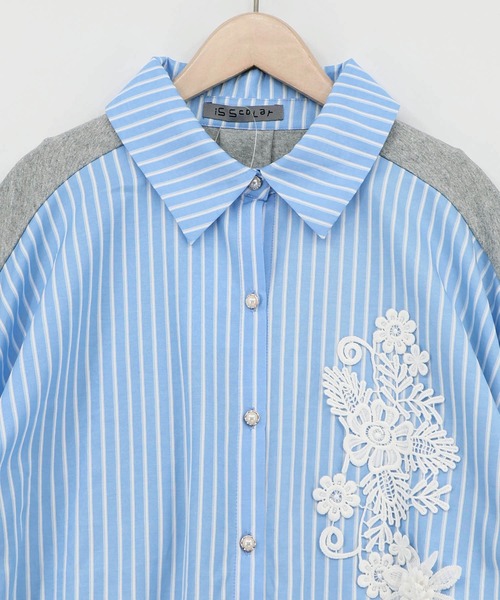 iS ScoLar（イズスカラー）の「561228：花蝶刺繍レース×ストライプ柄配色シャツ（シャツ/ブラウス・レディース・ネイビー/サックスブルー・M）」の10枚目の写真
