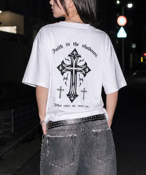 JOHN'S CLOSET(ジョンズクローゼット)の「【31】クロス/エンジェル プリント 半袖Tシャツ(Tシャツ/カットソー・メンズ・ブラック系2/ブラック系4/ホワイト系1/ホワイト系2/ブラック系1/ブラック系3・LARGE/MEDIUM)」の2枚目の写真